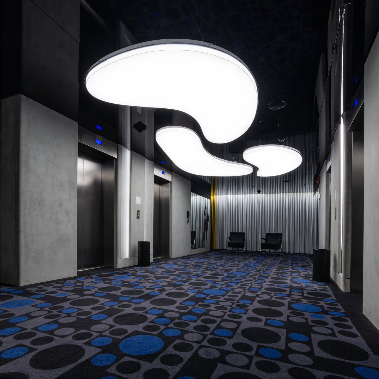 hotel renaissance Warszawa sufity napinane nadają nowoczesny wygląd powierzchni